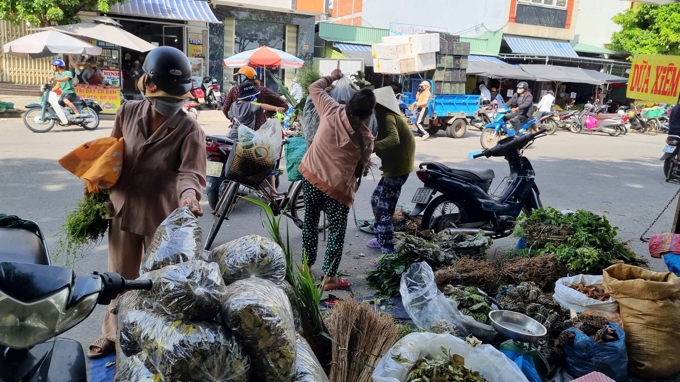 Phiên chợ đặc biệt nồng đượm mùi hương tỏa ra từ các loại lá thu hút người dân. Từ chợ về, sau xe mỗi người luôn có những bó "lá mùng 5", hương vị không thể thiếu với người dân xứ này dịp Tết Đoan Ngọ.
