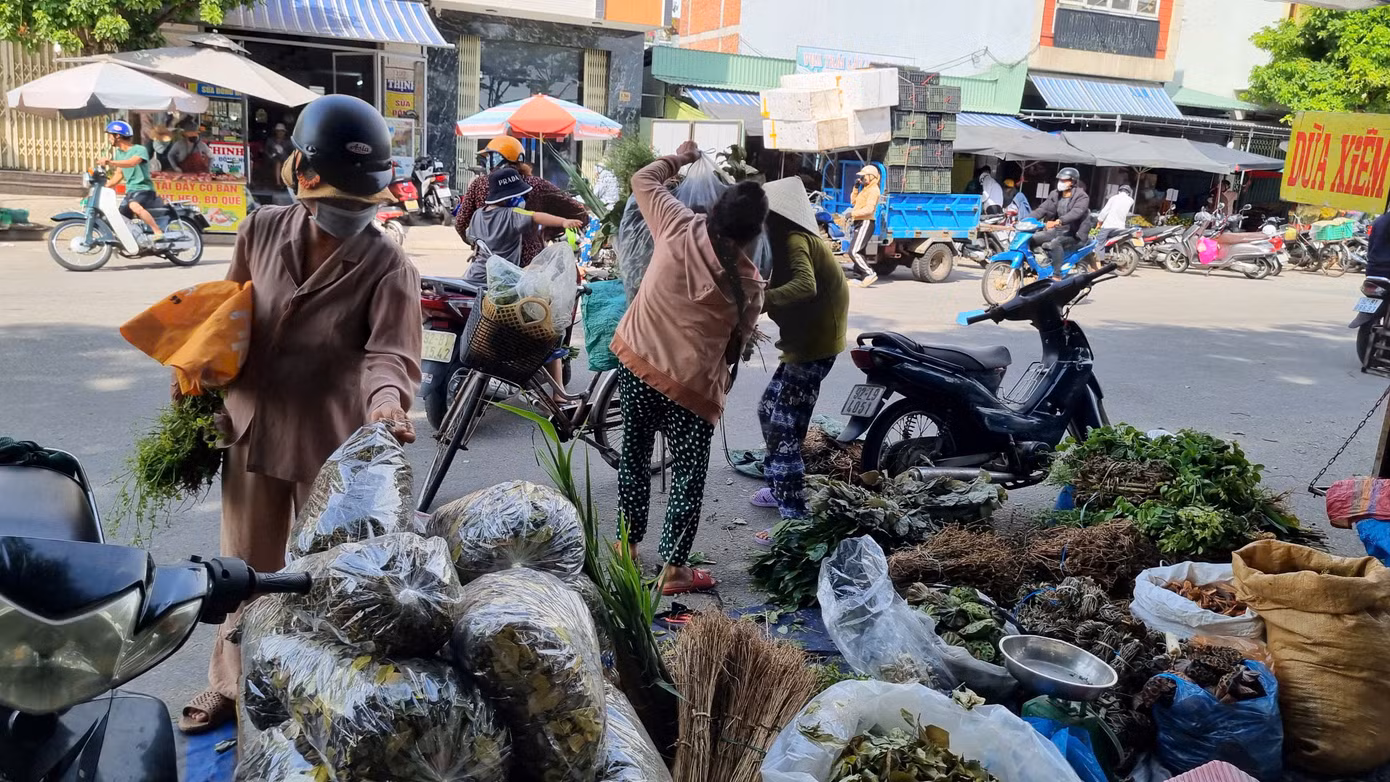 Phiên chợ đặc biệt nồng đượm mùi hương tỏa ra từ các loại lá thu hút người dân. Từ chợ về, sau xe mỗi người luôn có những bó "lá mùng 5", hương vị không thể thiếu với người dân xứ này dịp Tết Đoan Ngọ.