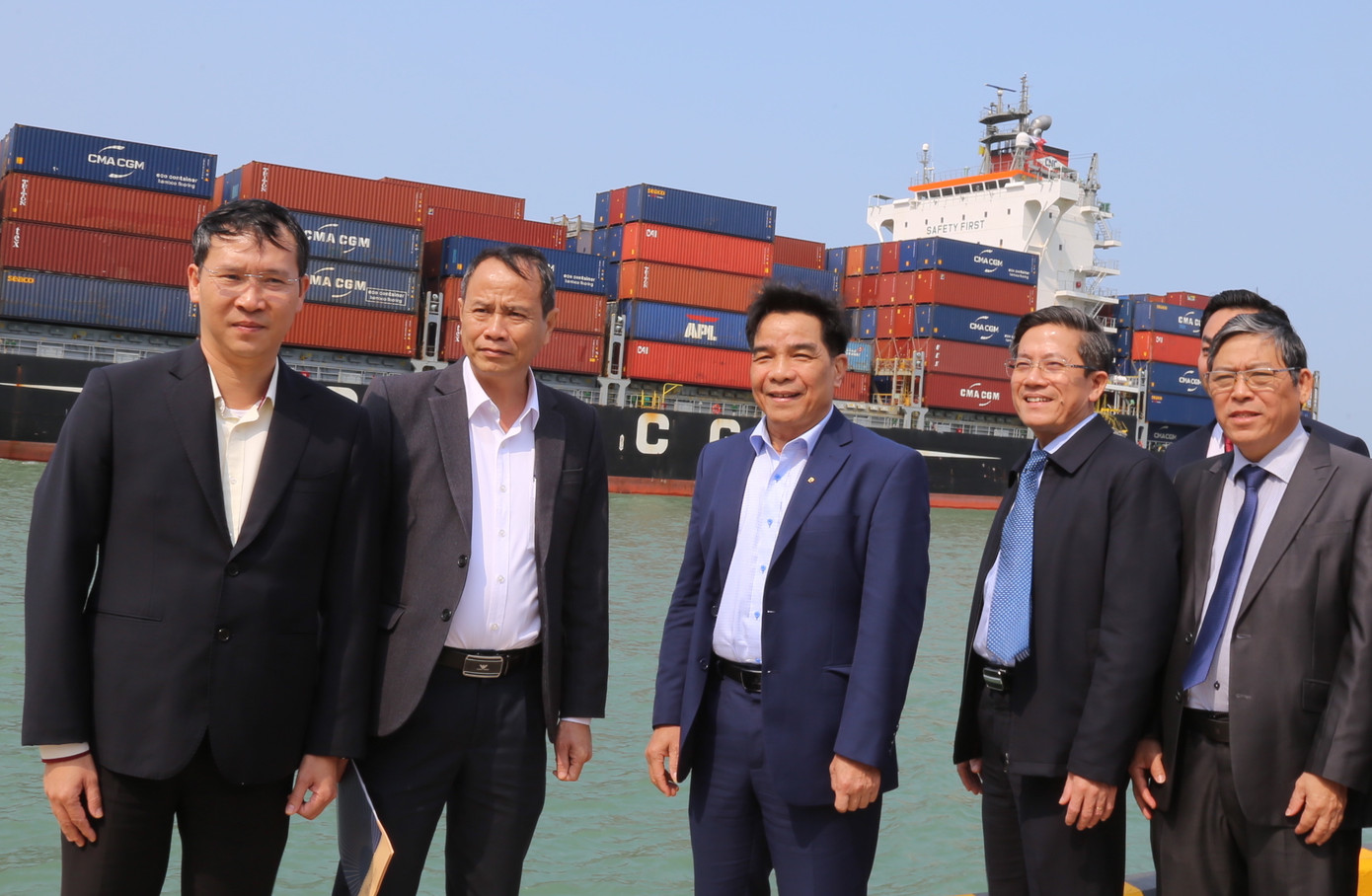 Chủ tịch tỉnh Quảng Nam Lê Văn Dũng (giữa) kỳ vọng kinh tế tiếp tục phát triển mạnh mẽ sau nỗ lực cải thiện môi trường đầu tư.