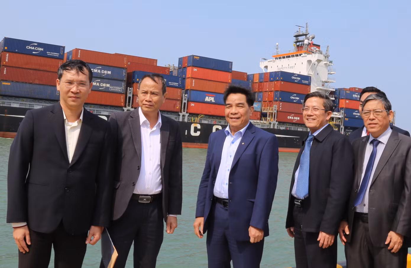 Chủ tịch tỉnh Quảng Nam Lê Văn Dũng (giữa) kỳ vọng kinh tế tiếp tục phát triển mạnh mẽ sau nỗ lực cải thiện môi trường đầu tư.