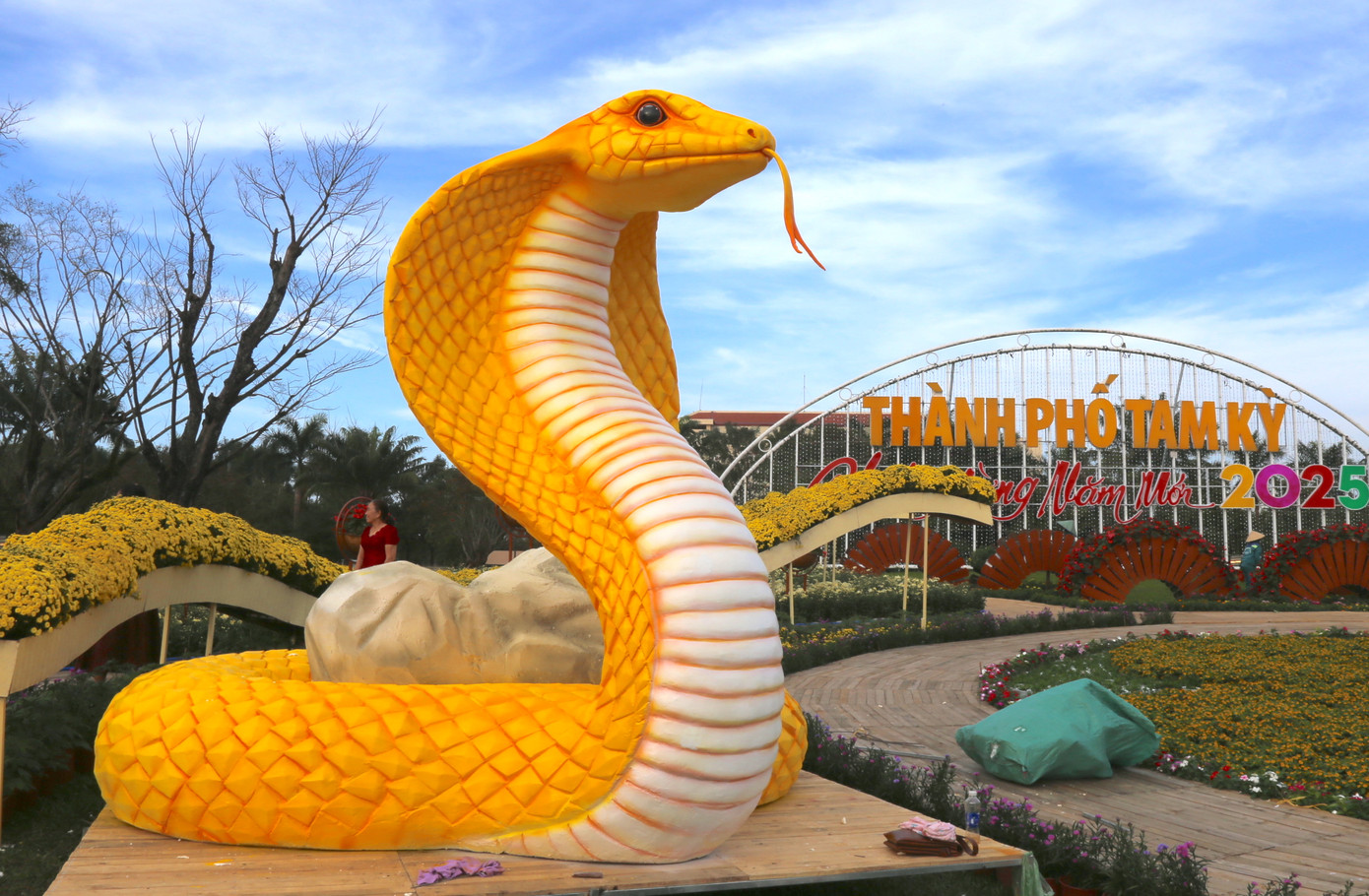 Cặp linh vật rắn ở Quảng Nam xuất hiện với màu vàng rực rỡ, được đặt tại trung tâm Quảng trường 24/3, thành phố Tam Kỳ, Quảng Nam. Ảnh: Hoài Văn Cặp linh vật rắn ở Quảng Nam xuất hiện với màu vàng rực rỡ, được đặt tại trung tâm Quảng trường 24/3, thành phố Tam Kỳ, Quảng Nam. Ảnh: Hoài Văn