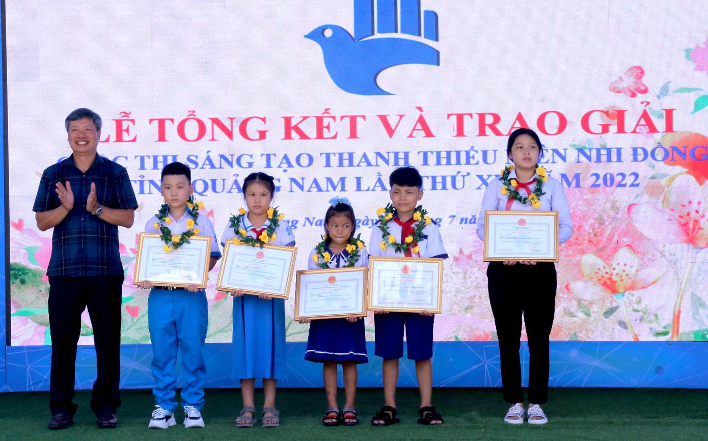 Ông Hồ Quang Bửu - Phó Chủ tịch UBND tỉnh Quảng Nam trao giải cho các tác giả mô hình, đề tài đoạt giải nhất cuộc thi.