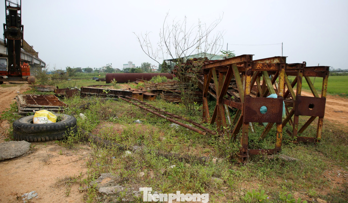 Theo ghi nhận, hiện dự án vẫn ngổn ngang, dang dở, chỉ mới thi công một số trụ, mố và nhịp cầu. Hạng mục dầm cầu được đúc sẵn rồi phơi mưa nắng suốt nhiều năm qua. Nhiều giàn giáo, máy móc hoen gỉ bỏ lại công trường