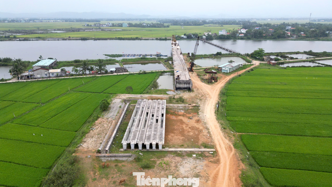 Công trình giao thông trọng điểm này nhằm rút ngắn khoảng cách từ trung tâm huyện Núi Thành đến các xã ven biển. Đồng thời, phục vụ cứu hộ, cứu nạn khi xảy ra thiên tai và thúc đẩy kinh tế - xã hội của địa phương. Khởi công từ tháng 12/2020, thời gian hoàn thành đến tháng 12/2022, tuy nhiên đến nay công trình vẫn ngổn ngang, trơ trọi giữa sông.