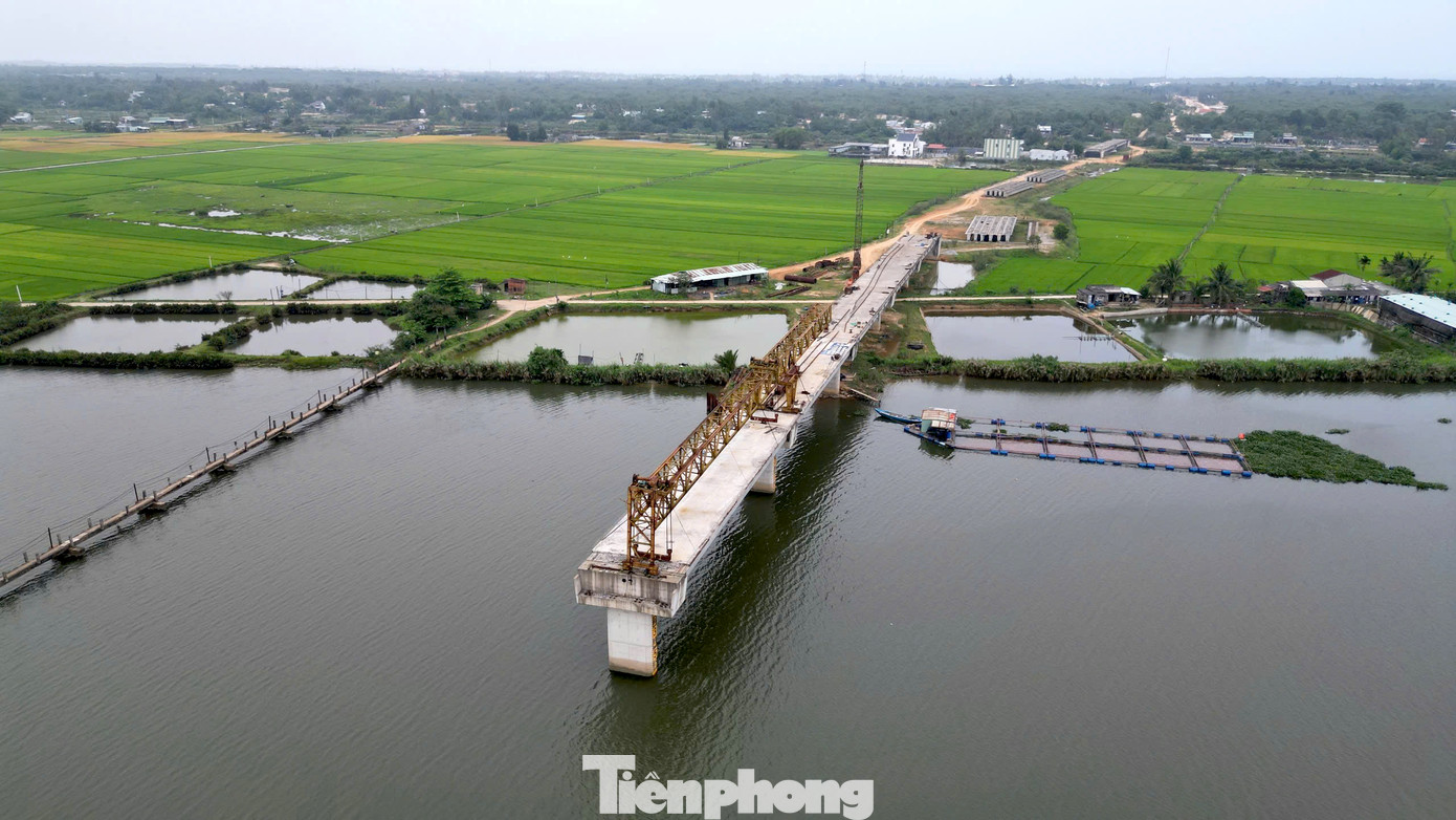 Dự án được UBND tỉnh phê duyệt dự án đầu tư xây dựng ngày 30/5/2019 với tổng mức đầu tư 220 tỷ đồng. Chủ đầu tư là UBND huyện Núi Thành. Tổng chiều dài dự án hơn 4km, trong đó hạng mục cầu Tam Tiến gồm 9 nhịp, còn lại là đường dẫn.