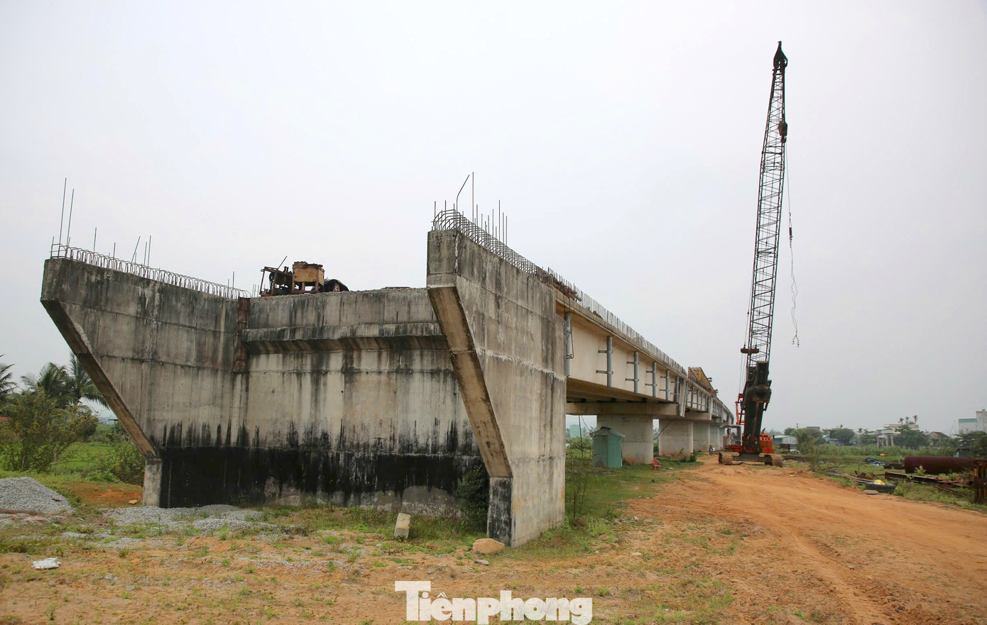 Theo ghi nhận, hiện dự án vẫn ngổn ngang, dang dở, chỉ mới thi công một số trụ, mố và nhịp cầu. Hạng mục dầm cầu được đúc sẵn rồi phơi mưa nắng suốt nhiều năm qua. Nhiều giàn giáo, máy móc hoen gỉ bỏ lại công trường
