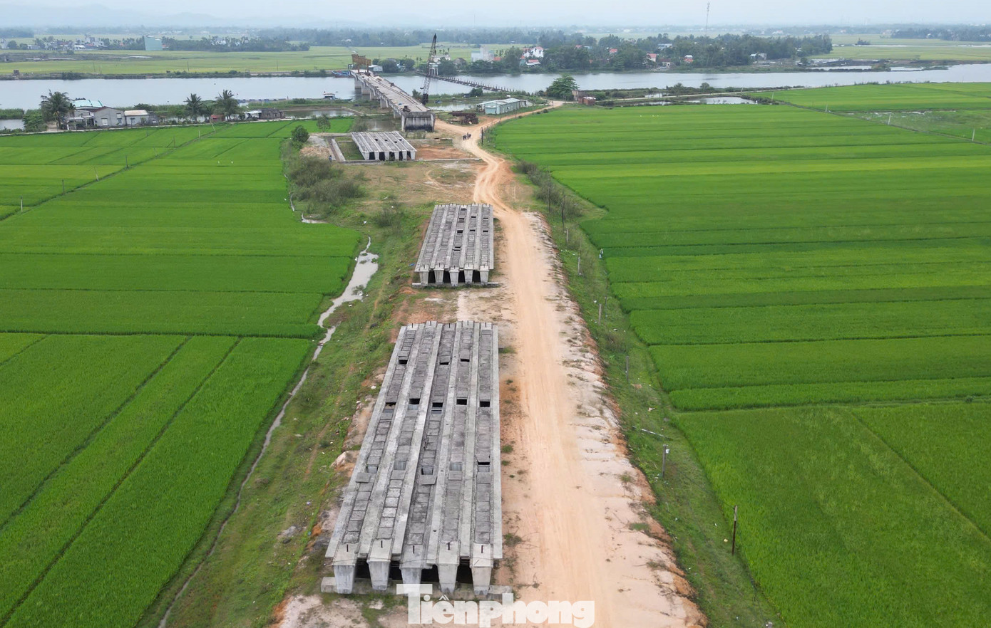 Theo ghi nhận, hiện dự án vẫn ngổn ngang, dang dở, chỉ mới thi công một số trụ, mố và nhịp cầu. Hạng mục dầm cầu được đúc sẵn rồi phơi mưa nắng suốt nhiều năm qua. Nhiều giàn giáo, máy móc hoen gỉ bỏ lại công trường