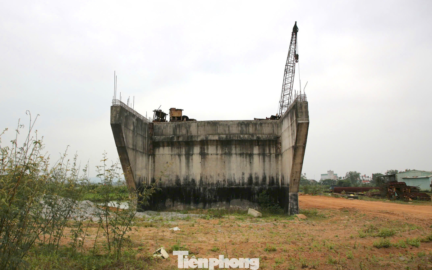 Theo ghi nhận, hiện dự án vẫn ngổn ngang, dang dở, chỉ mới thi công một số trụ, mố và nhịp cầu. Hạng mục dầm cầu được đúc sẵn rồi phơi mưa nắng suốt nhiều năm qua. Nhiều giàn giáo, máy móc hoen gỉ bỏ lại công trường