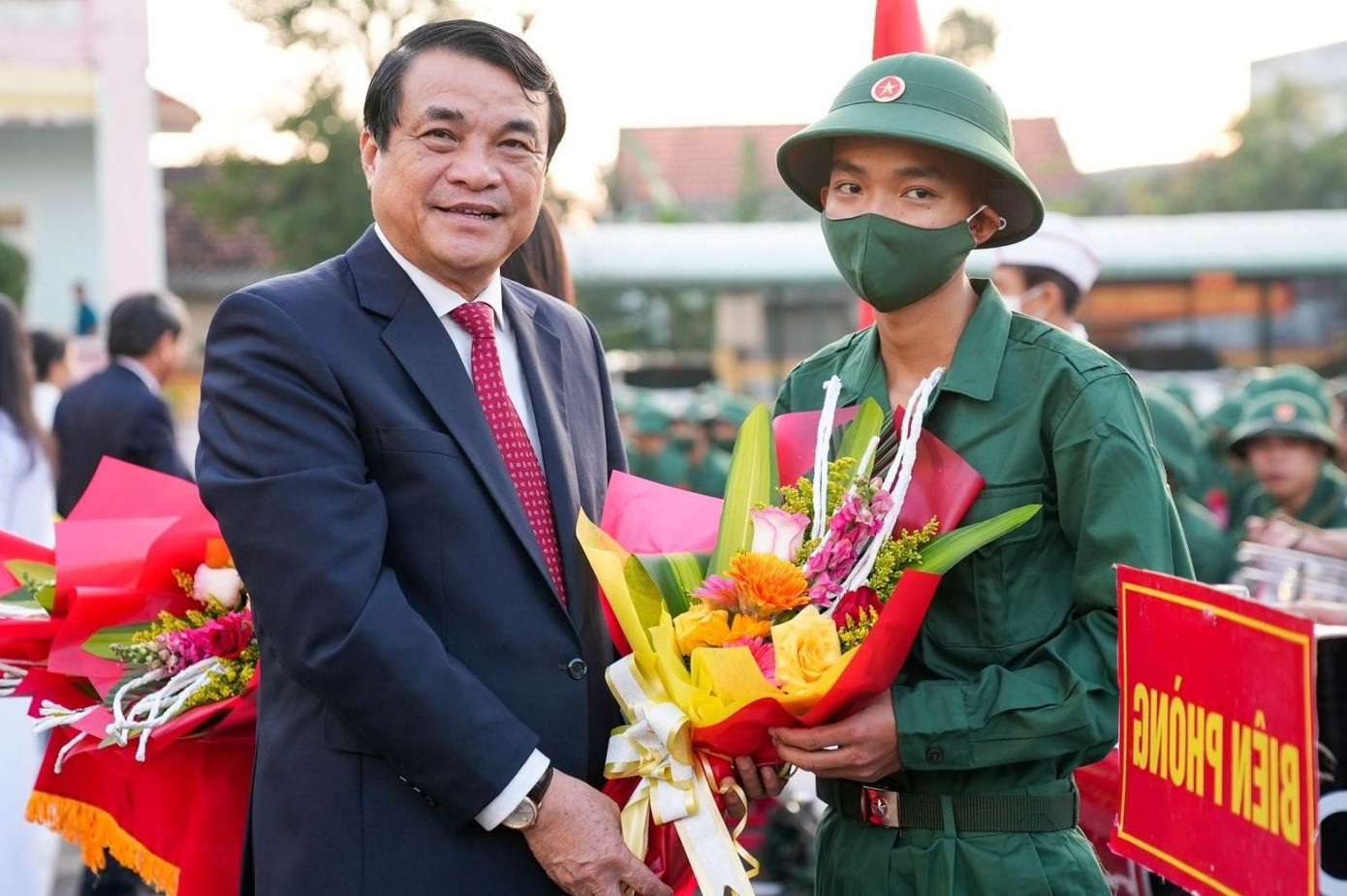 Bí thư Tỉnh ủy Quảng Nam Phan Việt Cường tặng hoa, chúc mừng tân binh trong lễ giao nhận quân.