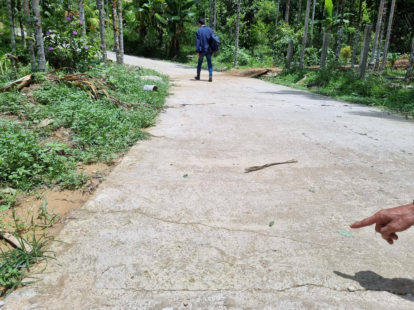 Người dân địa phương từng phản ánh việc chủ thầu sử dụng vật liệu không đảm bảo thi công dẫn đến các vết nứt xuất hiện tại công trình.