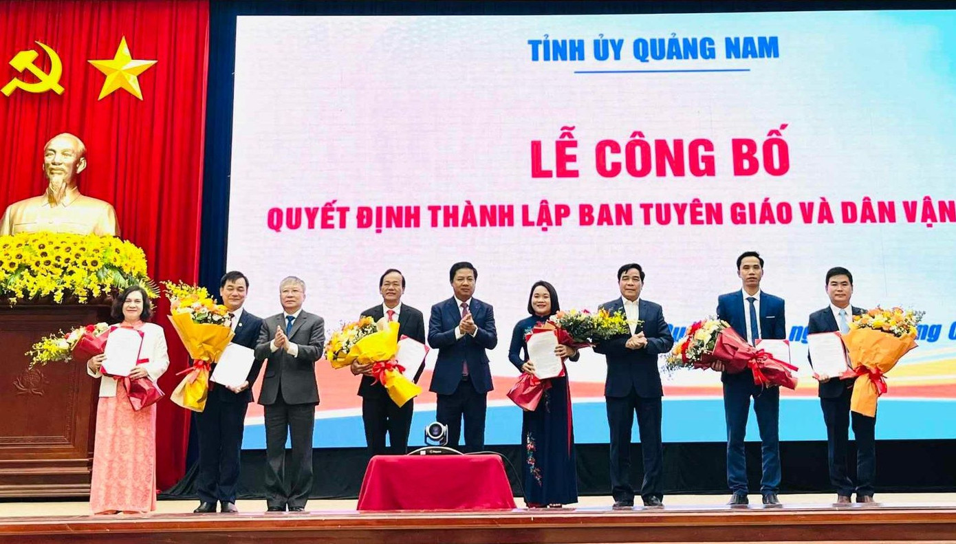 Bà Huỳnh Thị Thùy Dung (thứ 4 từ trái sang) làm Trưởng Ban Tuyên giáo và Dân vận Tỉnh ủy Quảng Nam. Bà Huỳnh Thị Thùy Dung (thứ 4 từ trái sang) làm Trưởng Ban Tuyên giáo và Dân vận Tỉnh ủy Quảng Nam.