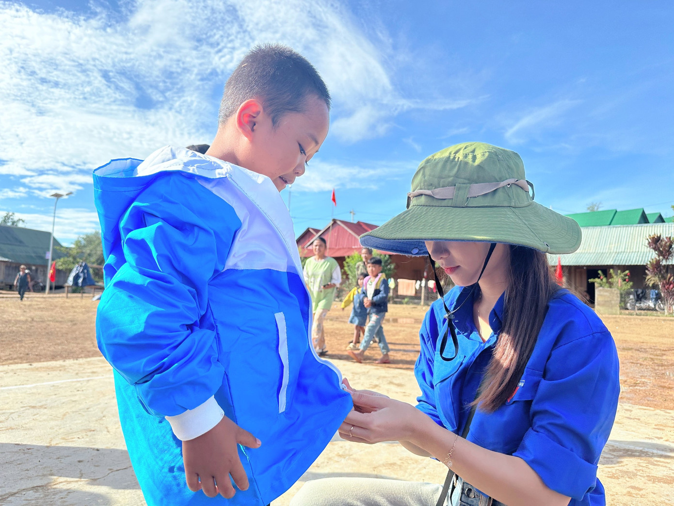 Khoảnh khắc đáng yêu cùng bà con và các em nhỏ vùng biên giới. Khoảnh khắc đáng yêu cùng bà con và các em nhỏ vùng biên giới.