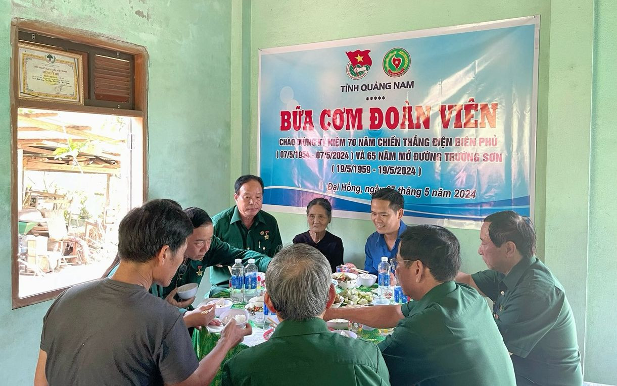 Xúc động với Bữa cơm đoàn viên tại nhà cựu TNXP. Xúc động với Bữa cơm đoàn viên tại nhà cựu TNXP.