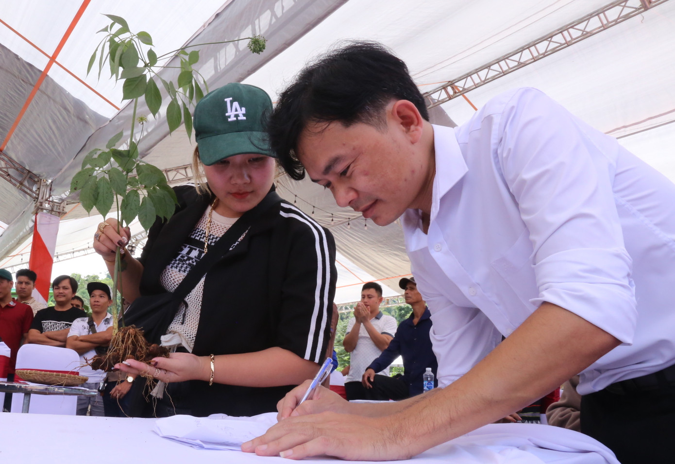 Phiên đấu giá thu hút sự quan tâm của đông người dân, doanh nghiệp đăng ký tham gia.