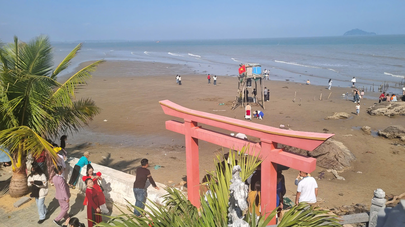 Chùa Bụt nằm ở vị trí nơi cửa biển tuyệt đẹp với lối kiến trúc độc đáo. Đặc biệt, chùa Bụt có vị trí sát ngay bãi đá hòn Bò, một trong những bãi đá tự nhiên check-in đẹp nhất ở biển Hải Tiến. Chùa Bụt nằm ở vị trí nơi cửa biển tuyệt đẹp với lối kiến trúc độc đáo. Đặc biệt, chùa Bụt có vị trí sát ngay bãi đá hòn Bò, một trong những bãi đá tự nhiên check-in đẹp nhất ở biển Hải Tiến.