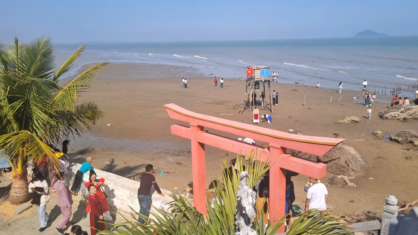 Chùa Bụt nằm ở vị trí nơi cửa biển tuyệt đẹp với lối kiến trúc độc đáo. Đặc biệt, chùa Bụt có vị trí sát ngay bãi đá hòn Bò, một trong những bãi đá tự nhiên check-in đẹp nhất ở biển Hải Tiến. Chùa Bụt nằm ở vị trí nơi cửa biển tuyệt đẹp với lối kiến trúc độc đáo. Đặc biệt, chùa Bụt có vị trí sát ngay bãi đá hòn Bò, một trong những bãi đá tự nhiên check-in đẹp nhất ở biển Hải Tiến.