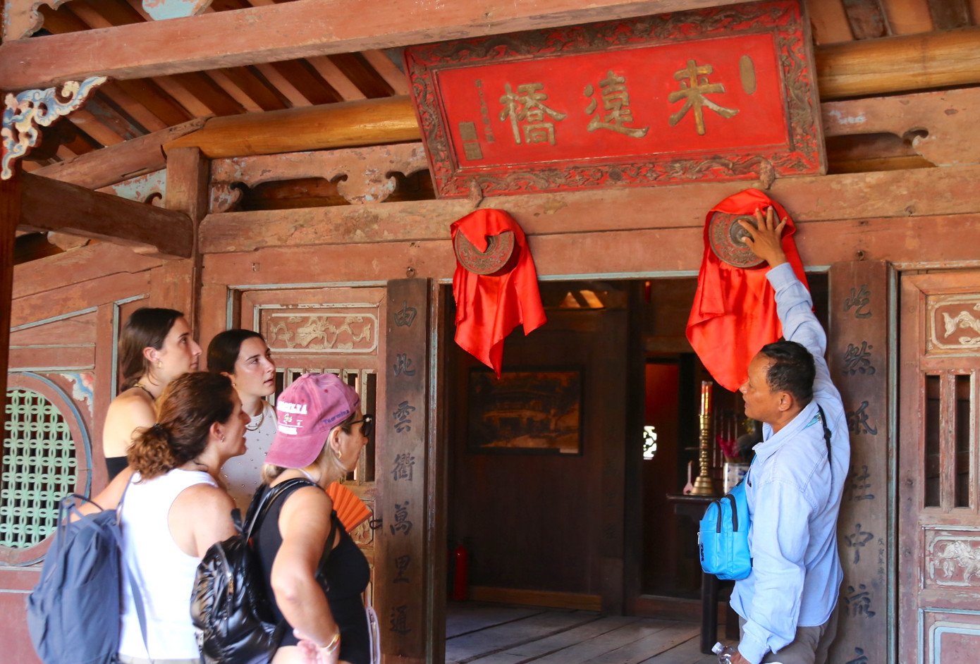 Du khách tham quan bên trong di tích.