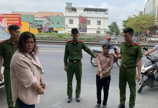 Bà Nguyễn Thị Hồng Mai và bà Mai Thị Hà Diễm Chi bị bắt để điều tra về tội trộm cắp tài sản. Ảnh CA