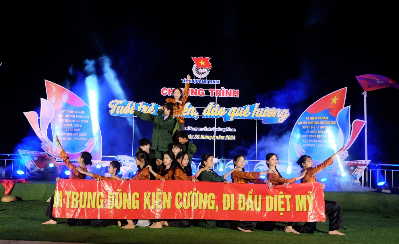 Ôn lại truyền thống Cách mạng. Ôn lại truyền thống Cách mạng.