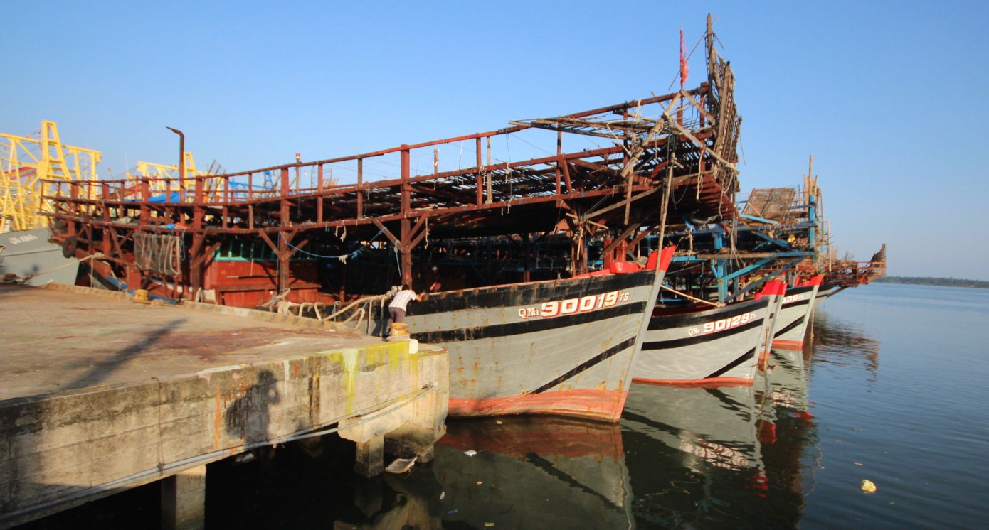 Chiếc tàu câu mực QNa 90129 TS (giữa) trước khi gặp nạn. Chiếc tàu câu mực QNa 90129 TS (giữa) trước khi gặp nạn.