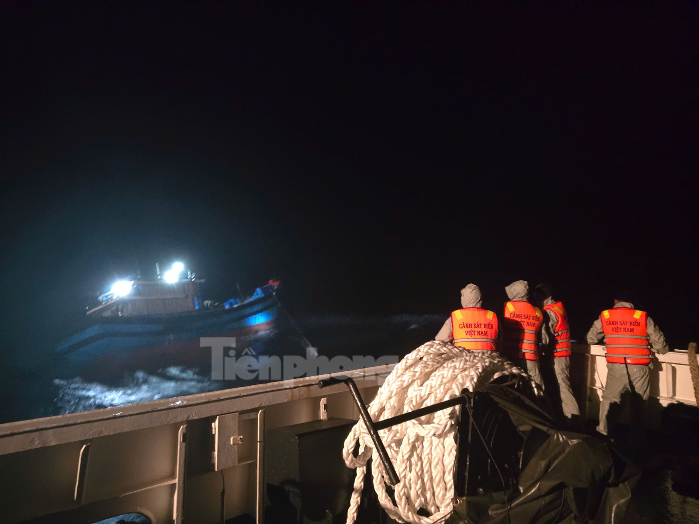 Tàu 363 của Bộ Tư lệnh Vùng Cảnh sát biển 2 tiếp cận, lai dắt tàu cá ĐNa 91107 TS bị vỡ hộp số, nước tràn vào tàu. Tàu 363 của Bộ Tư lệnh Vùng Cảnh sát biển 2 tiếp cận, lai dắt tàu cá ĐNa 91107 TS bị vỡ hộp số, nước tràn vào tàu.