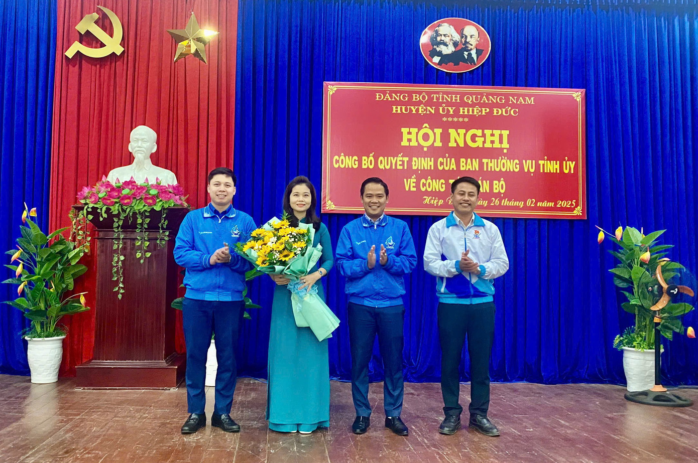 Lãnh đạo Tỉnh Đoàn Quảng Nam tặng hoa chúc mừng bà Phạm Thị Thanh. Lãnh đạo Tỉnh Đoàn Quảng Nam tặng hoa chúc mừng bà Phạm Thị Thanh.