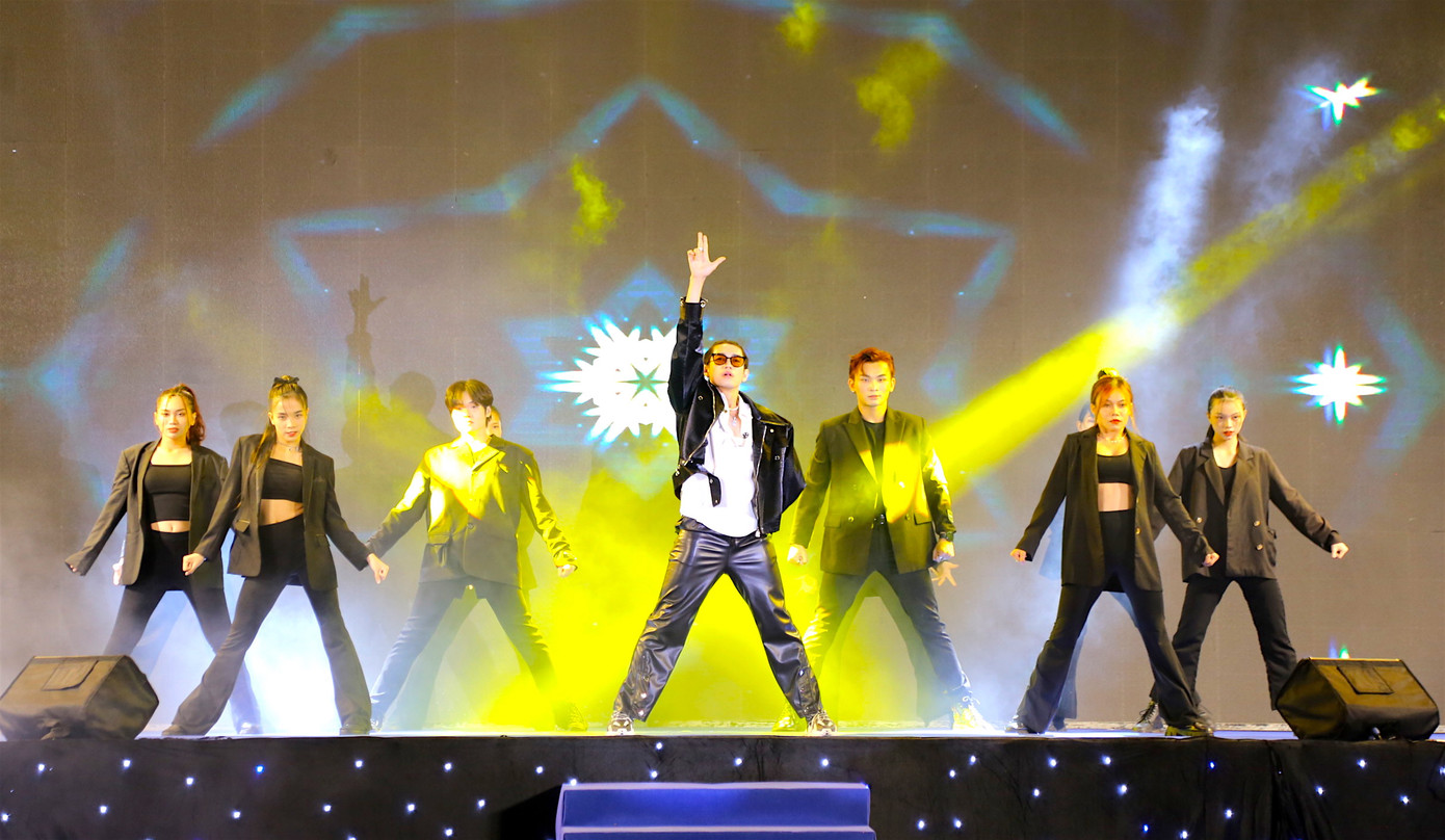 Sôi động các tiết mục văn nghệ tại chương trình. Sôi động các tiết mục văn nghệ tại chương trình.