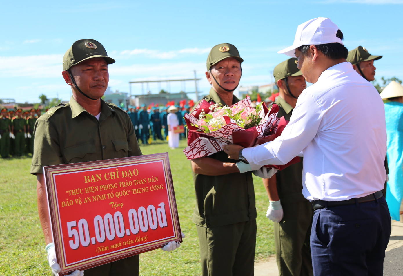 Cũng trong sáng nay, 18 địa phương trên địa bàn tỉnh Quảng Nam đồng loạt tổ chức lễ ra mắt lực lượng tham gia bảo vệ an ninh trật tự (ANTT) ở cơ sở. Toàn tỉnh có khoảng 1.240 tổ bảo vệ ANTT với hơn 4.300 thành viên. Cũng trong sáng nay, 18 địa phương trên địa bàn tỉnh Quảng Nam đồng loạt tổ chức lễ ra mắt lực lượng tham gia bảo vệ an ninh trật tự (ANTT) ở cơ sở. Toàn tỉnh có khoảng 1.240 tổ bảo vệ ANTT với hơn 4.300 thành viên.
