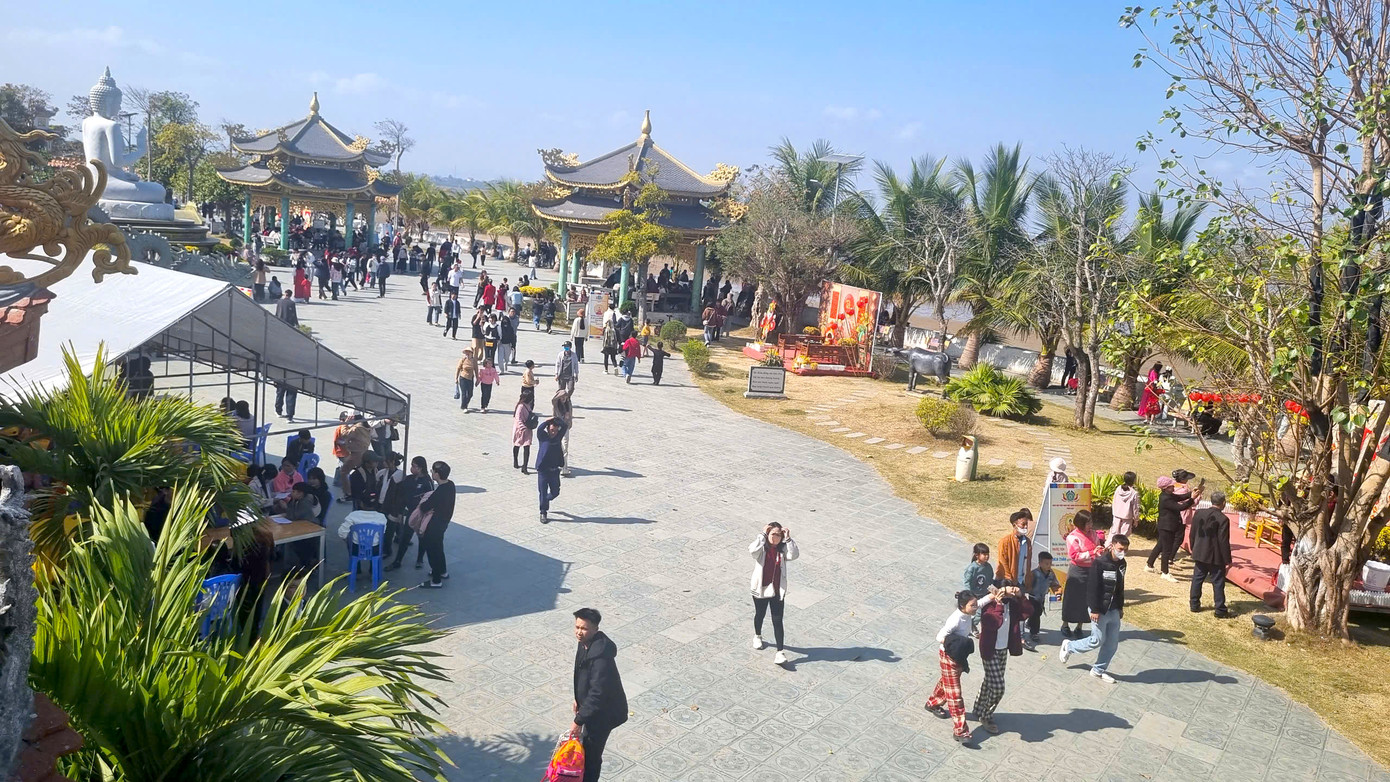 Chùa Bụt nằm ở vị trí nơi cửa biển tuyệt đẹp với lối kiến trúc độc đáo. Đặc biệt, chùa Bụt có vị trí sát ngay bãi đá hòn Bò, một trong những bãi đá tự nhiên check-in đẹp nhất ở biển Hải Tiến. Chùa Bụt nằm ở vị trí nơi cửa biển tuyệt đẹp với lối kiến trúc độc đáo. Đặc biệt, chùa Bụt có vị trí sát ngay bãi đá hòn Bò, một trong những bãi đá tự nhiên check-in đẹp nhất ở biển Hải Tiến.