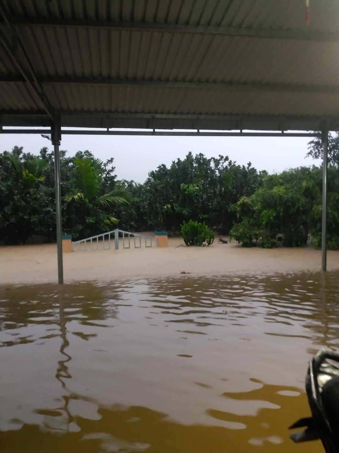 Nhiều nơi ở Quảng Nam bị nước lũ tấn công.