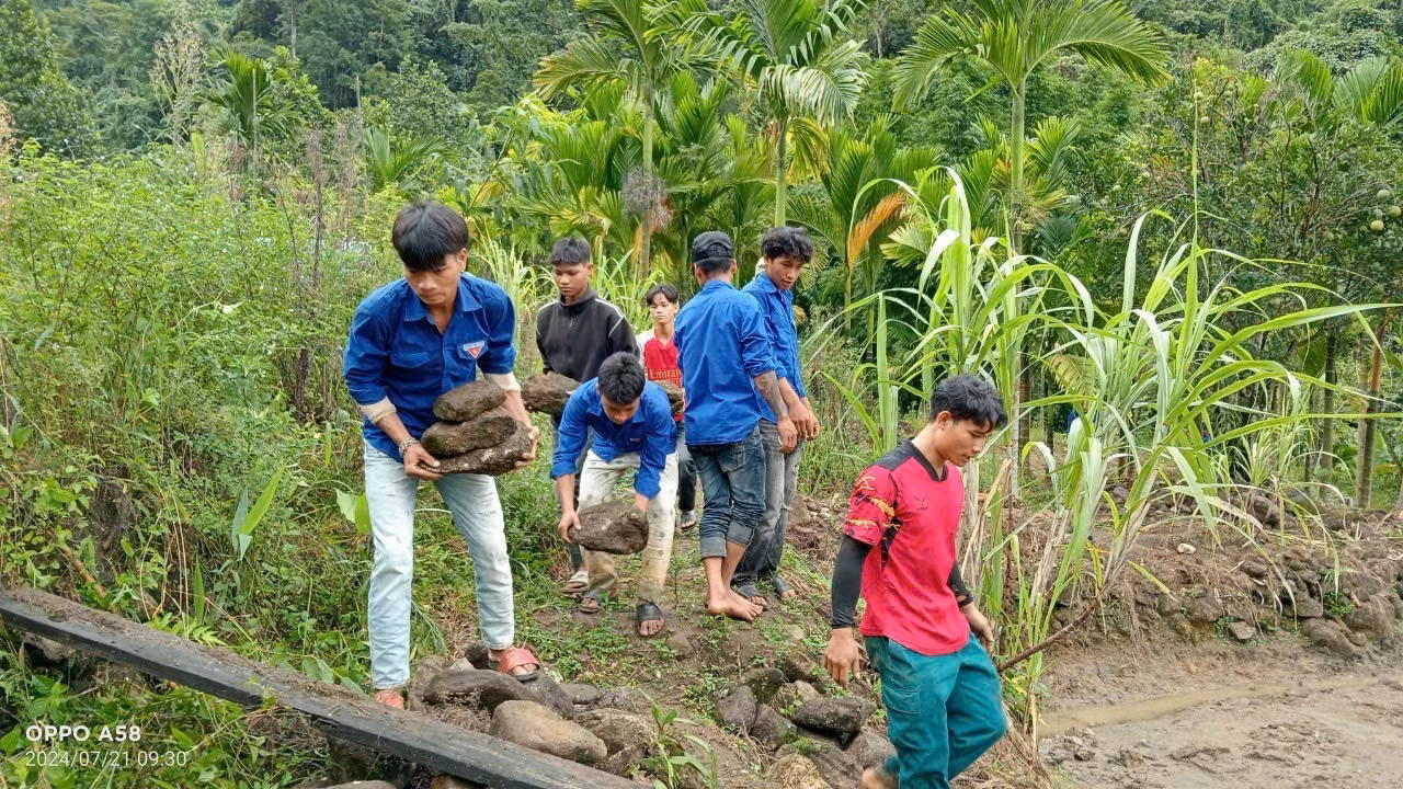 ĐVTN nạo vét kênh mương, phát dọn các tuyến đường thanh niên tự quản