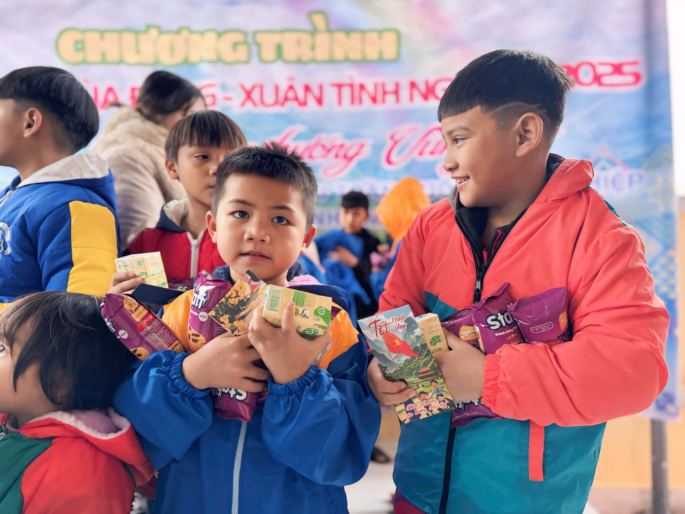 Các em nhỏ nhận lì xì sớm cùng bánh kẹo, áo ấm. Các em nhỏ nhận lì xì sớm cùng bánh kẹo, áo ấm.