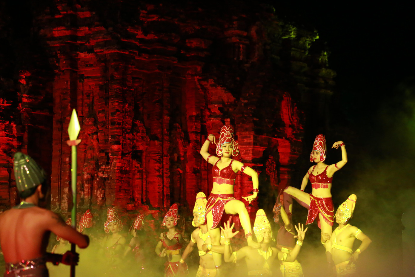 Biểu diễn nghệ thuật tại Đêm Mỹ Sơn huyền thoại. Biểu diễn nghệ thuật tại Đêm Mỹ Sơn huyền thoại.