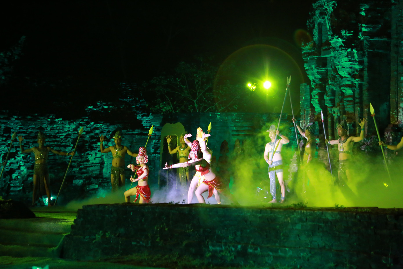 Đêm diễn với sự tham gia của 200 diễn viên, nghệ sỹ. Đêm diễn với sự tham gia của 200 diễn viên, nghệ sỹ.