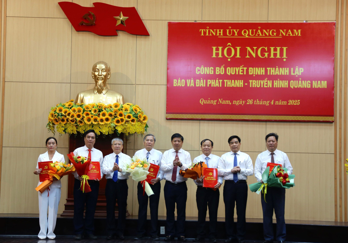 Ban Thường vụ Tỉnh ủy Quảng Nam trao quyết định hợp nhất, thành lập Báo và Đài PTTH Quảng Nam. Ban Thường vụ Tỉnh ủy Quảng Nam trao quyết định hợp nhất, thành lập Báo và Đài PTTH Quảng Nam.