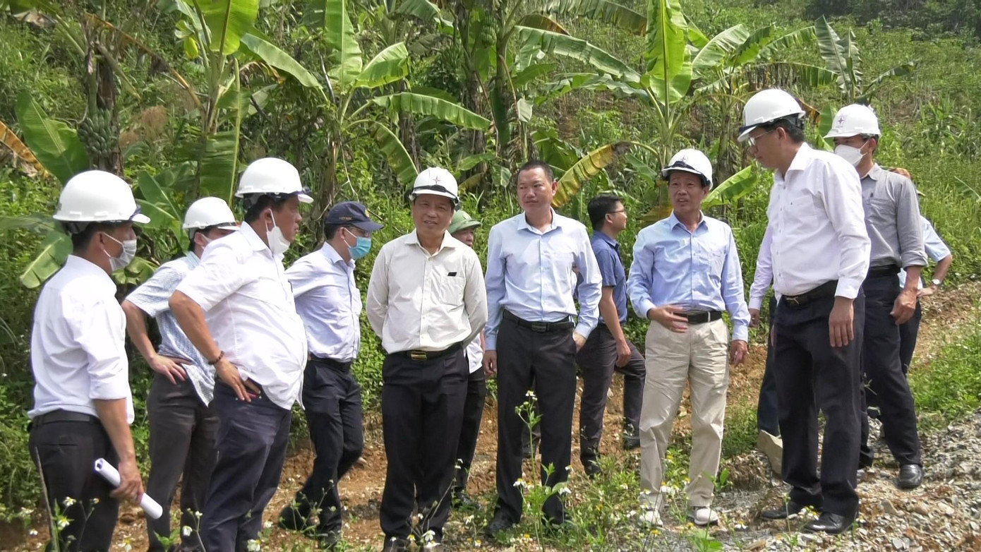 Ông Ngô Tấn Cư - Tổng giám đốc EVNCPC (thứ hai, bên trái) thị sát vị trí dự kiến xây dựng TBA 110 Đông Giang.