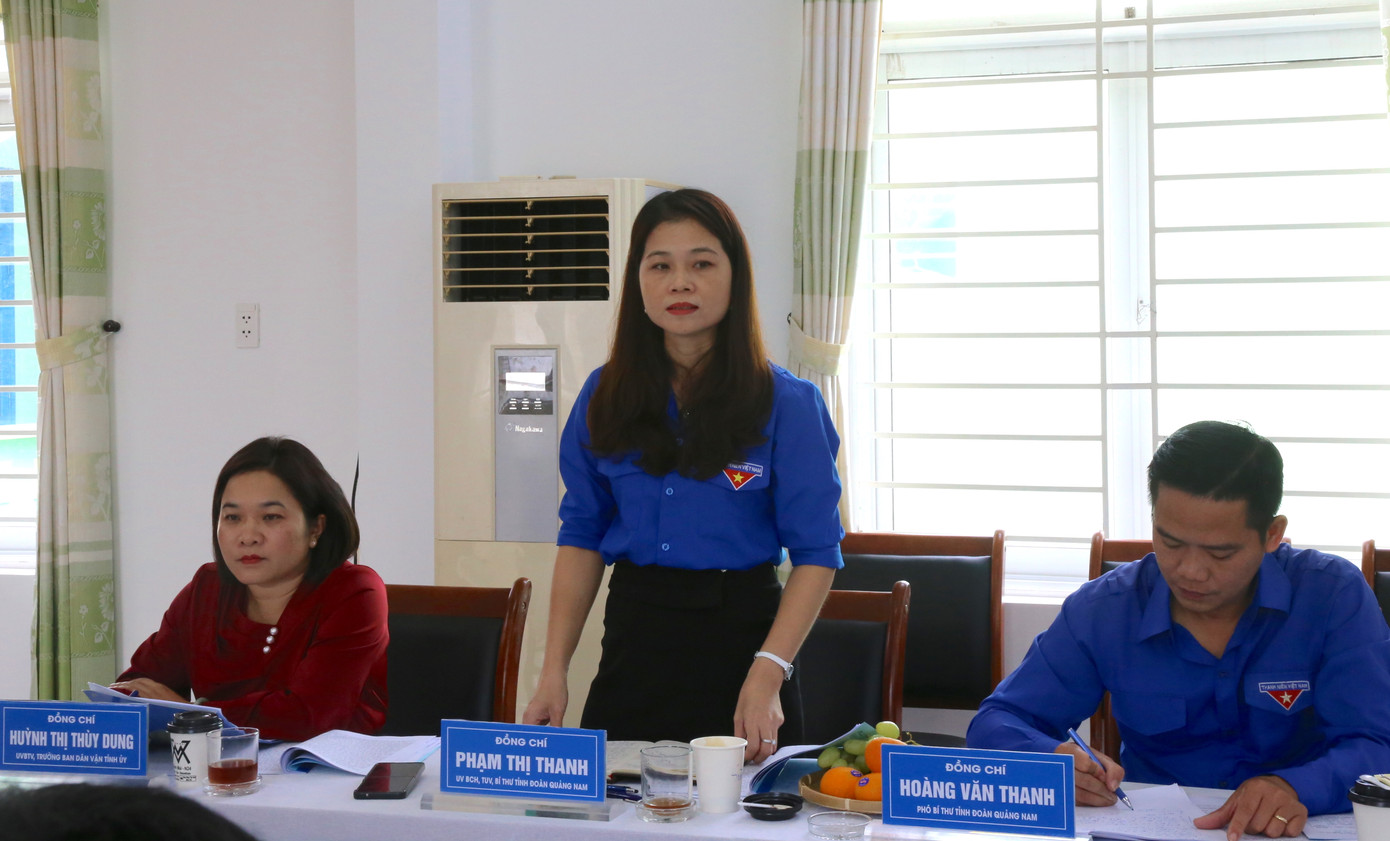 Chị Phạm Thị Thanh - Bí thư Tỉnh Đoàn Quảng Nam báo cáo với đoàn kiểm tra.