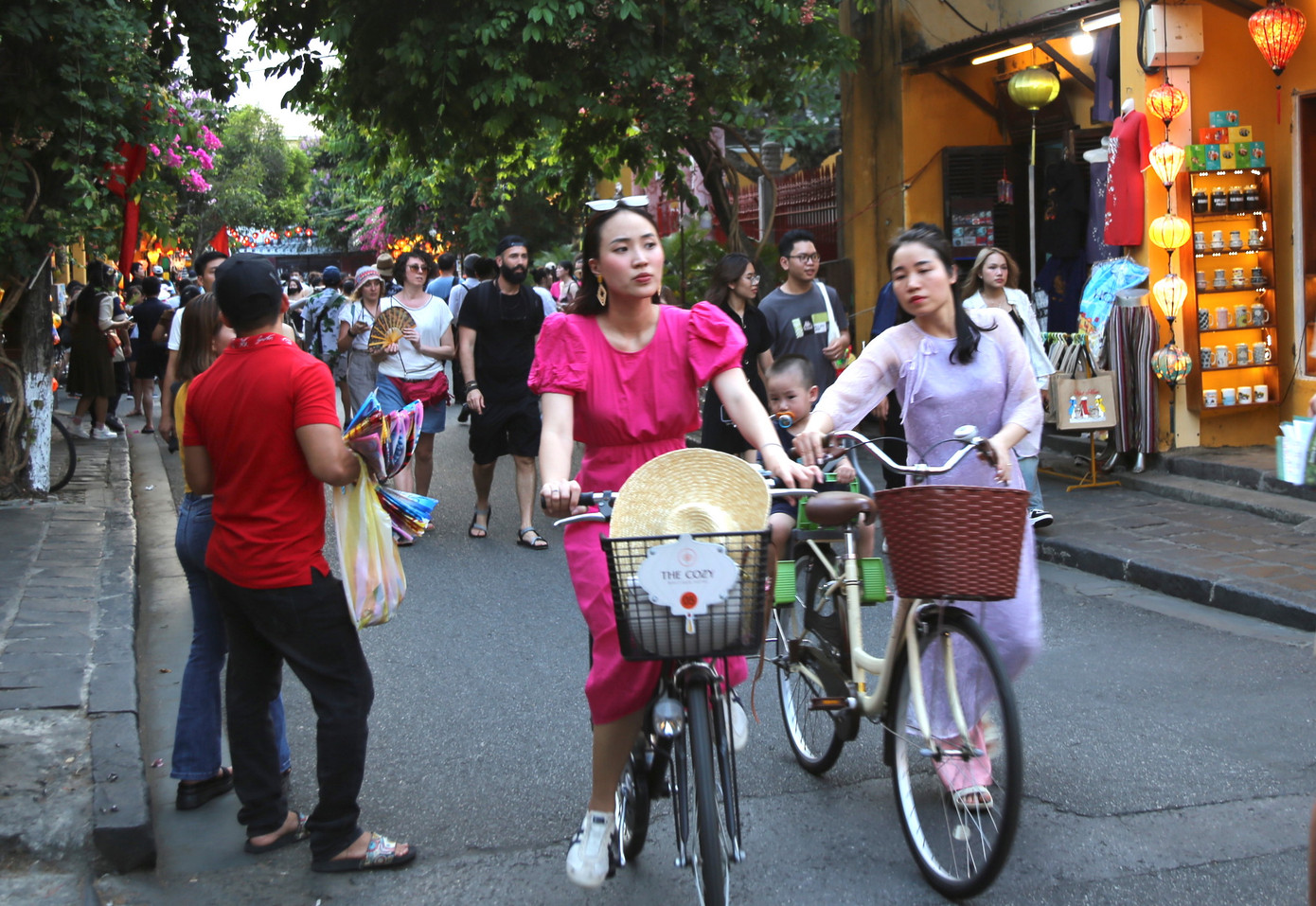 Khách thong thả đạp xe, hoặc dạo bộ quanh phố cổ.