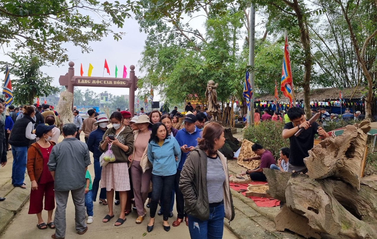 Sáng sớm, rất đông du khách cùng người dân đổ về làng nghề trăm năm tuổi này để tham gia các hoạt động lễ hội.