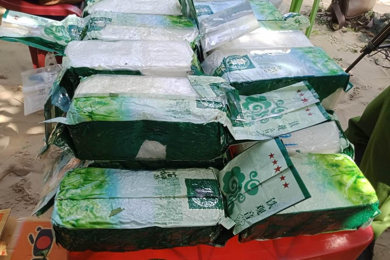 Người dân phát hiện 20 túi nghi ma túy. Ảnh BP Người dân phát hiện 20 túi nghi ma túy. Ảnh BP