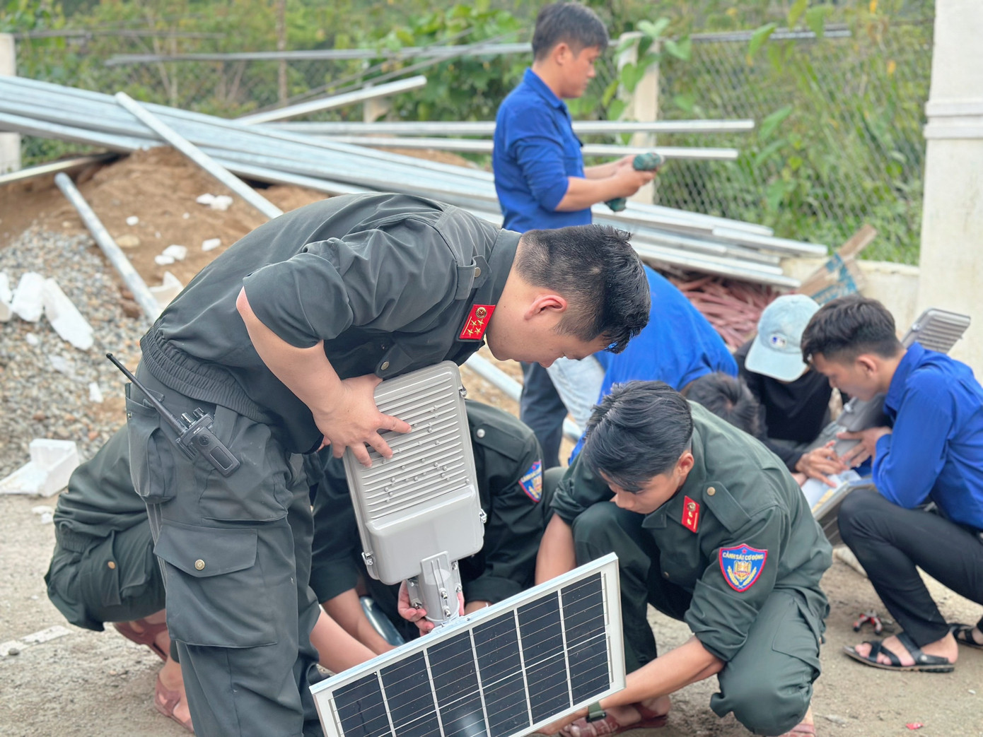 Lắp đặt hệ thống đèn năng lượng mặt trời chiếu sáng bản làng. Lắp đặt hệ thống đèn năng lượng mặt trời chiếu sáng bản làng.