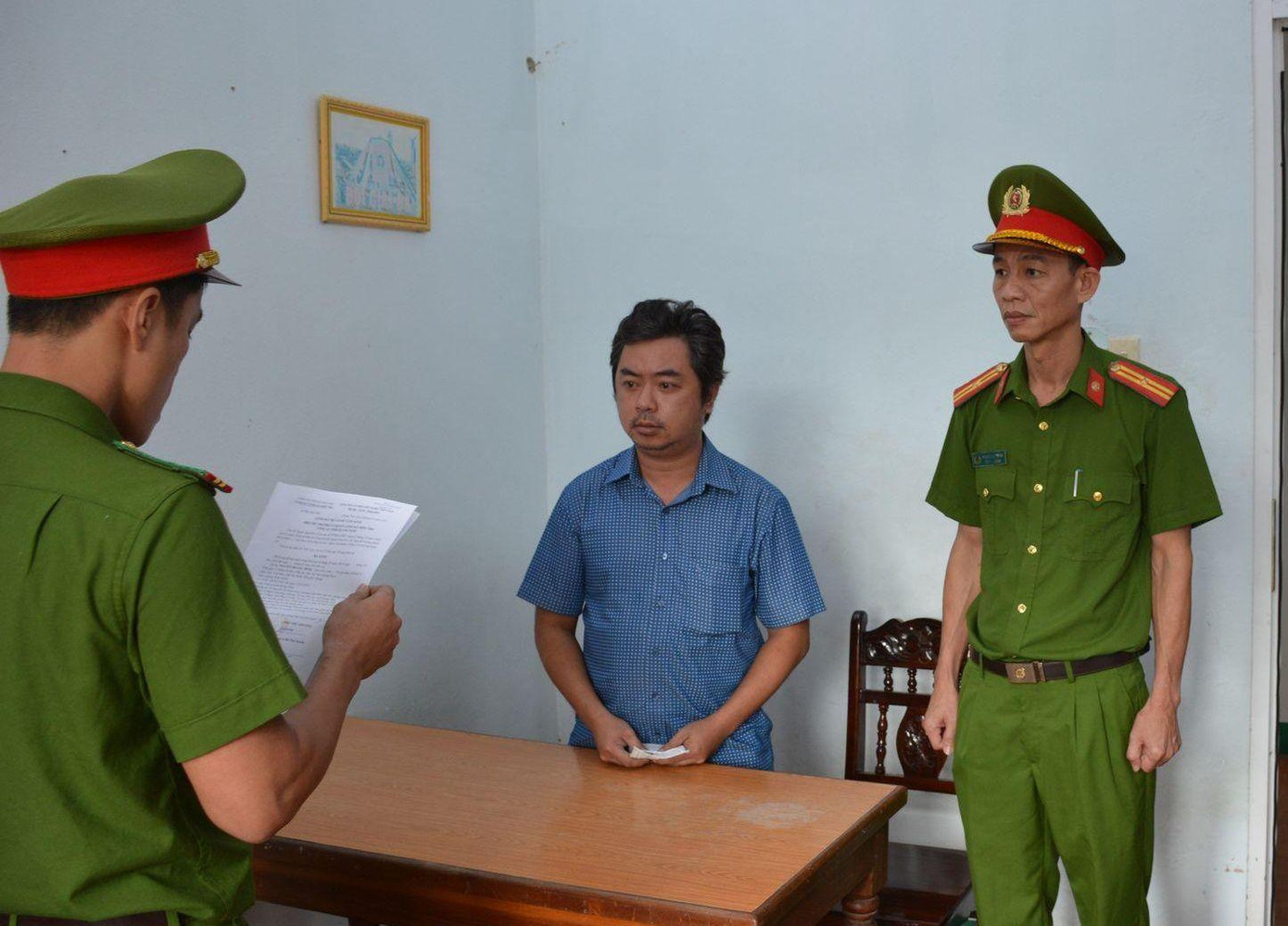 Tống đạt quyết định khởi tố bị can và lệnh bắt tạm giam đối với Nguyễn Hoàng Minh. Ảnh CA Tống đạt quyết định khởi tố bị can và lệnh bắt tạm giam đối với Nguyễn Hoàng Minh. Ảnh CA