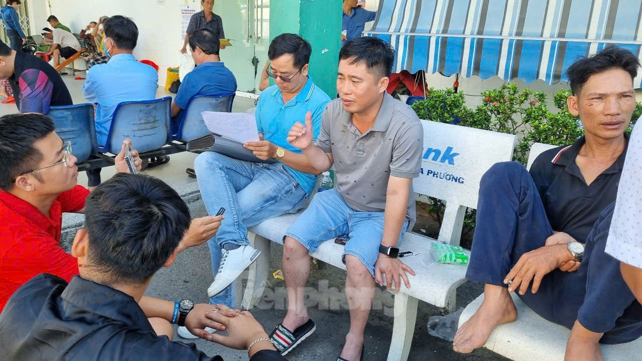 Hành khách thoát chết kể lại vụ tai nạn. Ảnh: Hoài Văn Hành khách thoát chết kể lại vụ tai nạn. Ảnh: Hoài Văn