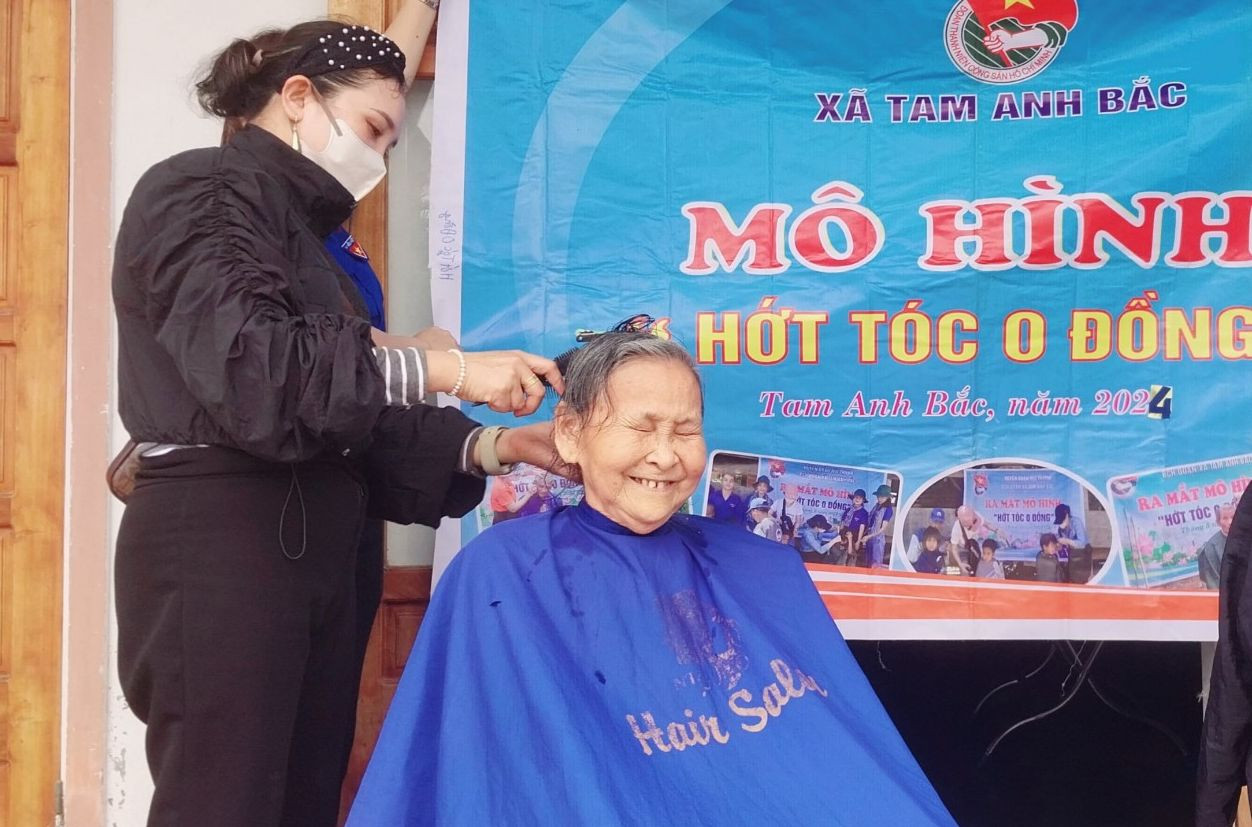 Niềm vui hiện hữu trong nụ cười móm mém của các cụ, bà khi được đến tận nhà cắt tóc miễn phí.