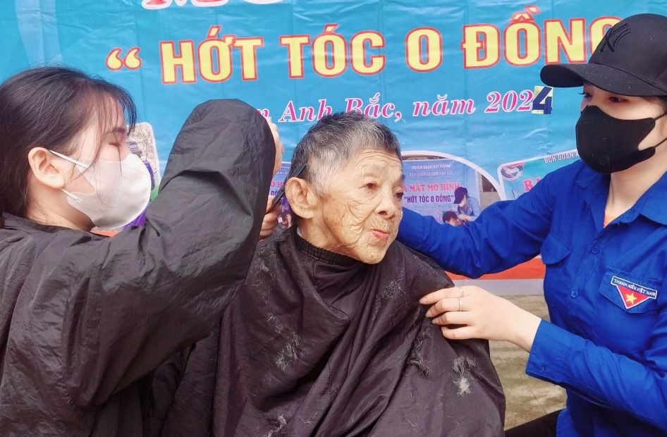 Niềm vui hiện hữu trong nụ cười móm mém của các cụ, bà khi được đến tận nhà cắt tóc miễn phí.