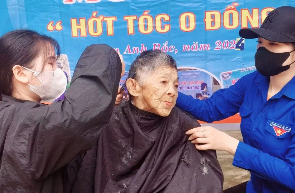 Niềm vui hiện hữu trong nụ cười móm mém của các cụ, bà khi được đến tận nhà cắt tóc miễn phí. Niềm vui hiện hữu trong nụ cười móm mém của các cụ, bà khi được đến tận nhà cắt tóc miễn phí.