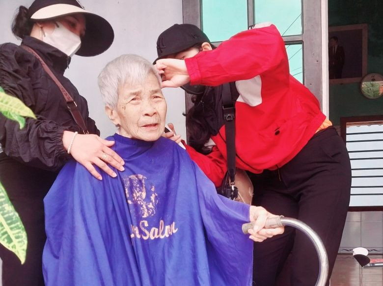 Niềm vui hiện hữu trong nụ cười móm mém của các cụ, bà khi được đến tận nhà cắt tóc miễn phí.