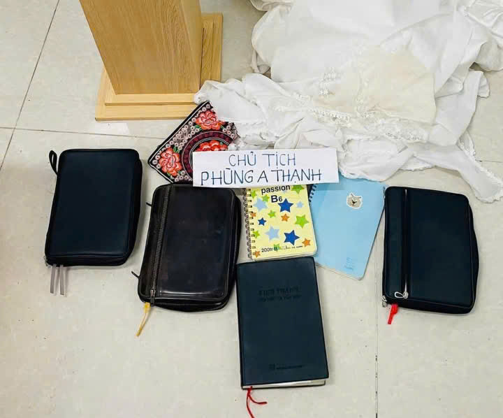 Lực lượng chức năng thu giữ nhiều vật dụng, tài liệu liên quan. Lực lượng chức năng thu giữ nhiều vật dụng, tài liệu liên quan.