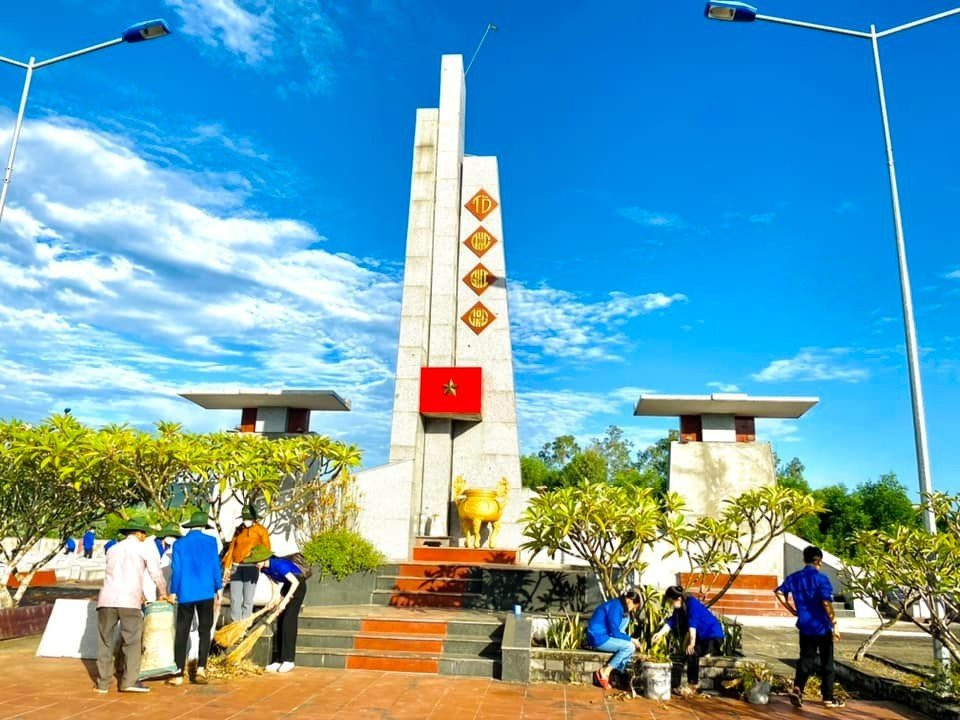 Dọn vệ sinh tại khuôn viên các nghĩa trang. Dọn vệ sinh tại khuôn viên các nghĩa trang.