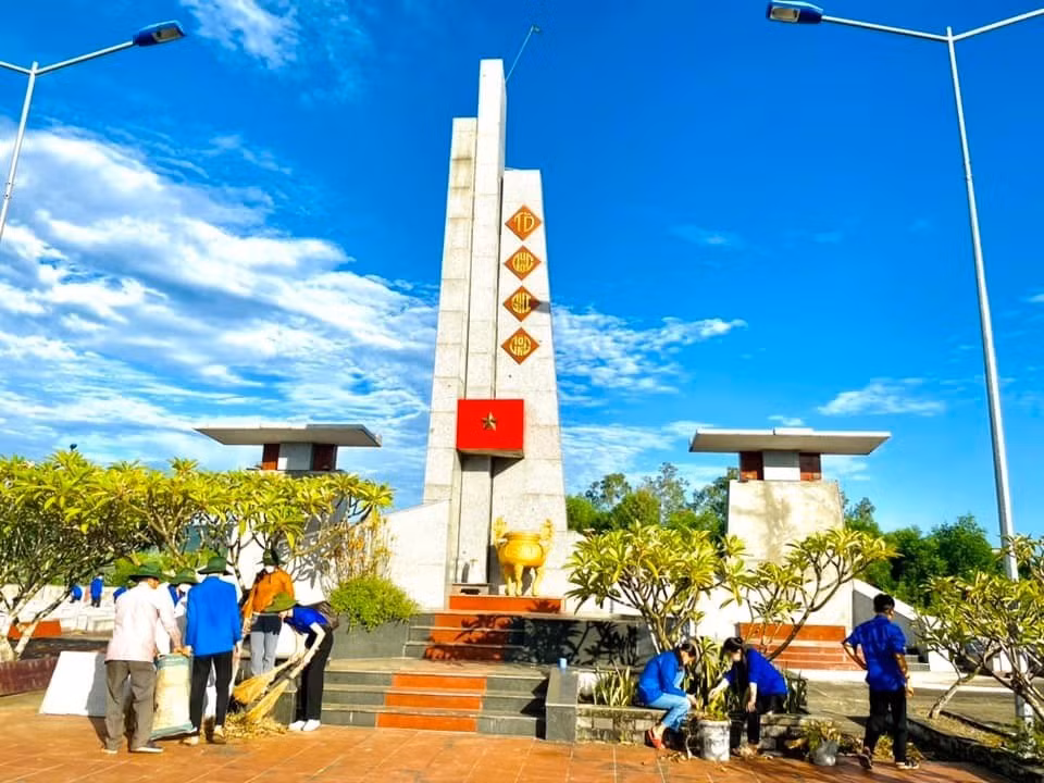Dọn vệ sinh tại khuôn viên các nghĩa trang.